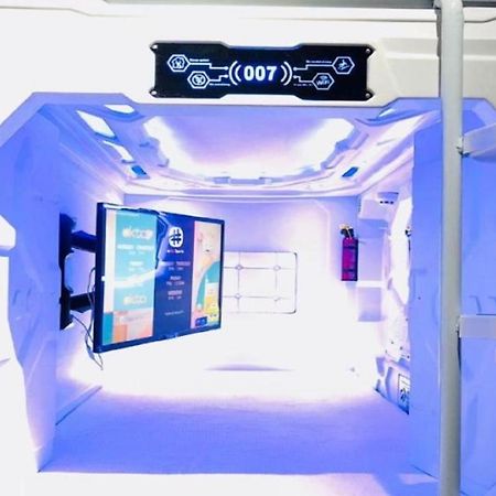 Met A Space Pod At Arab Street Singapore Exterior foto