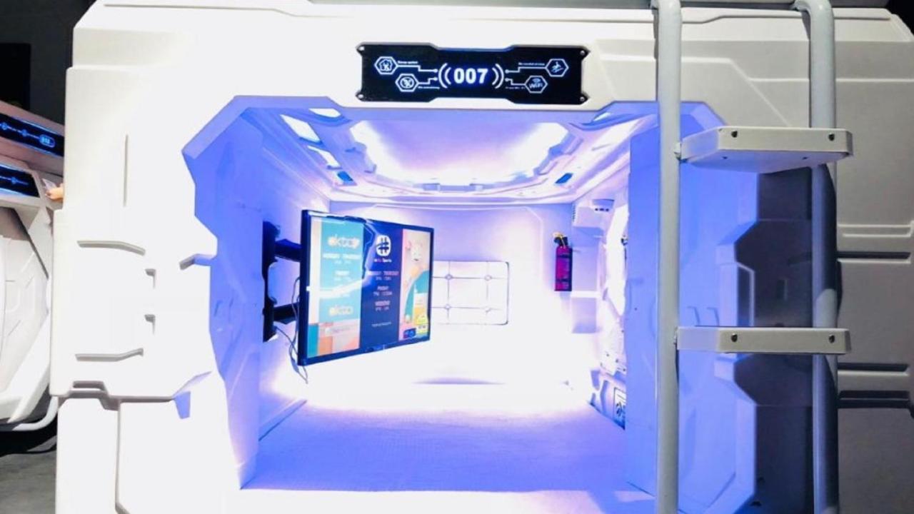 Met A Space Pod At Arab Street Singapore Exterior foto