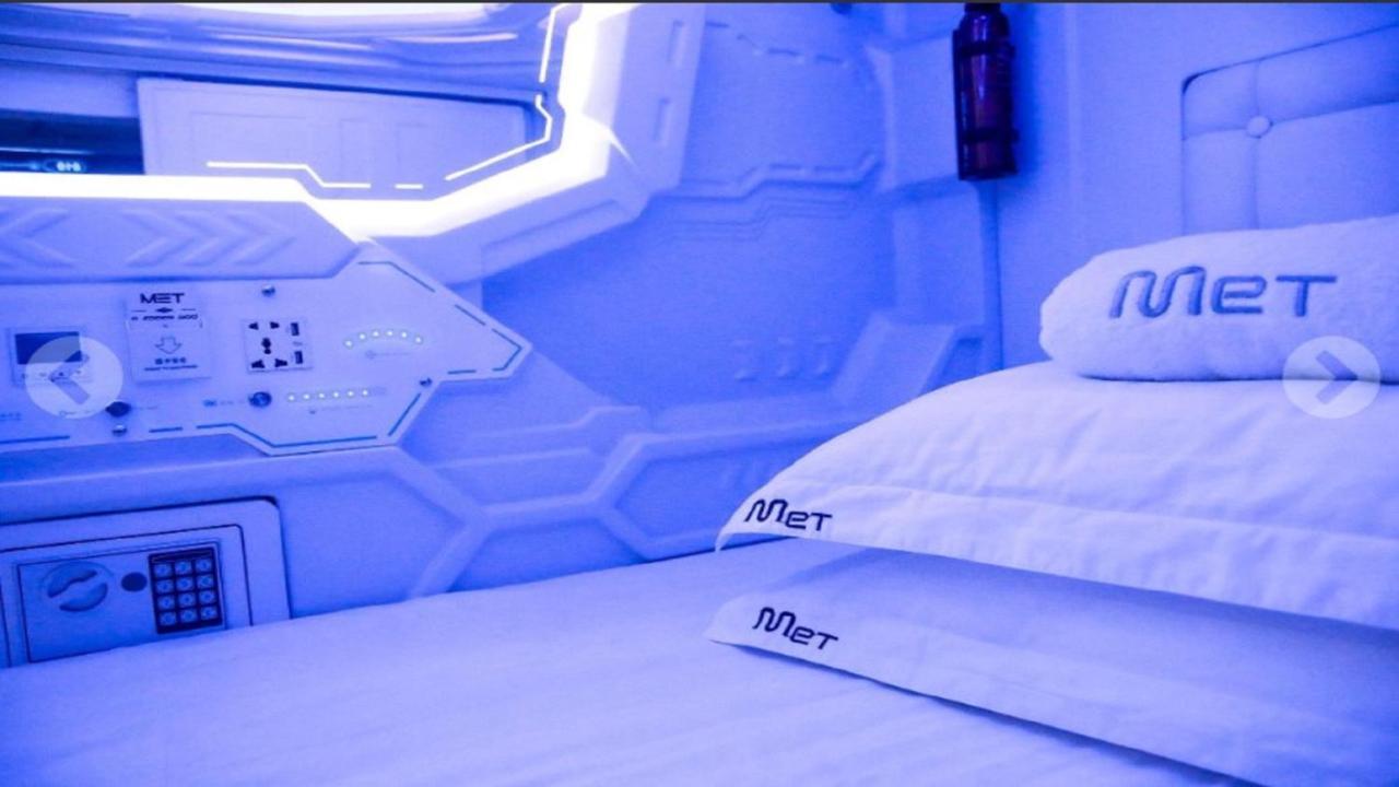 Met A Space Pod At Arab Street Singapore Exterior foto