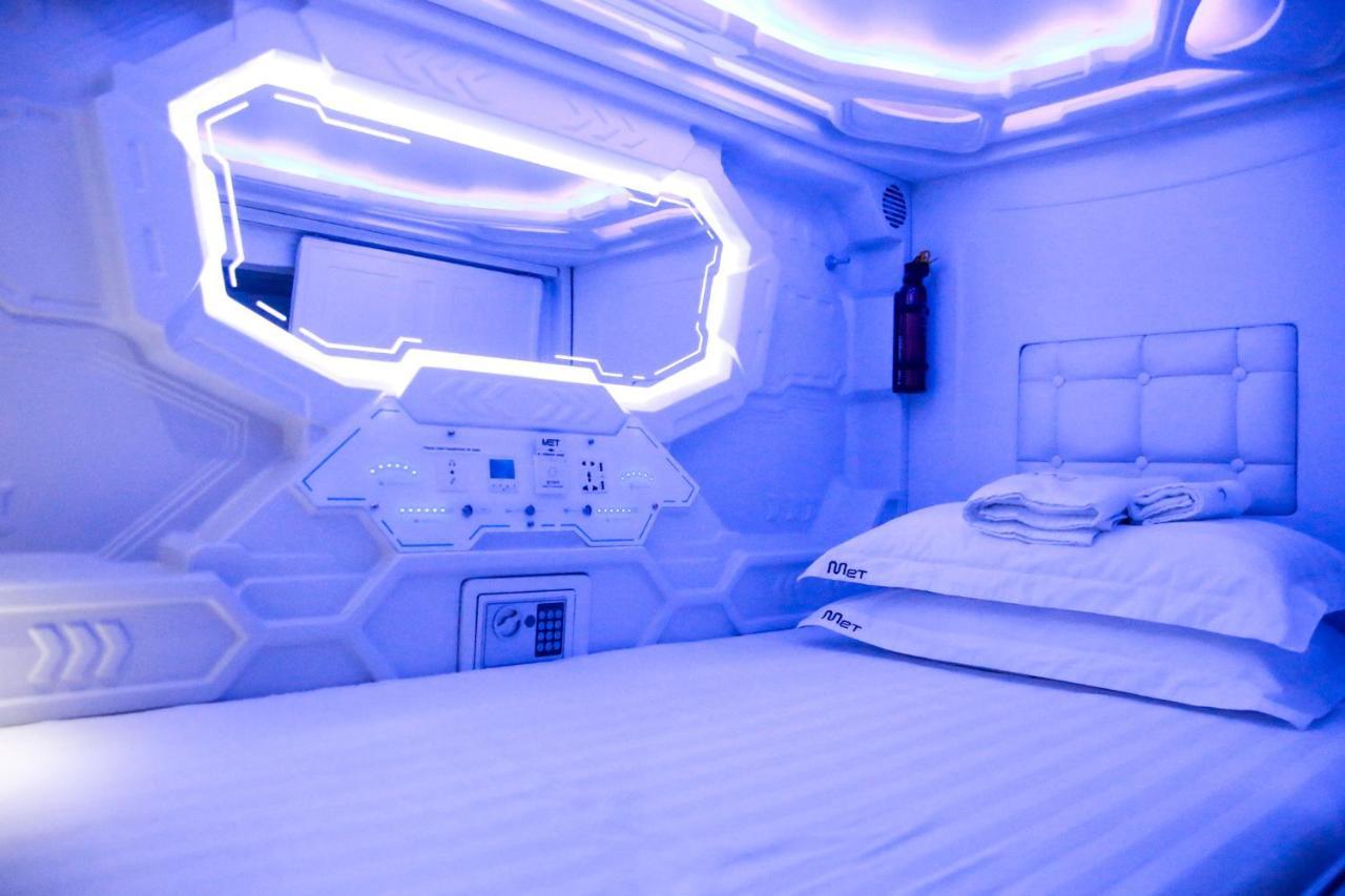 Met A Space Pod At Arab Street Singapore Exterior foto