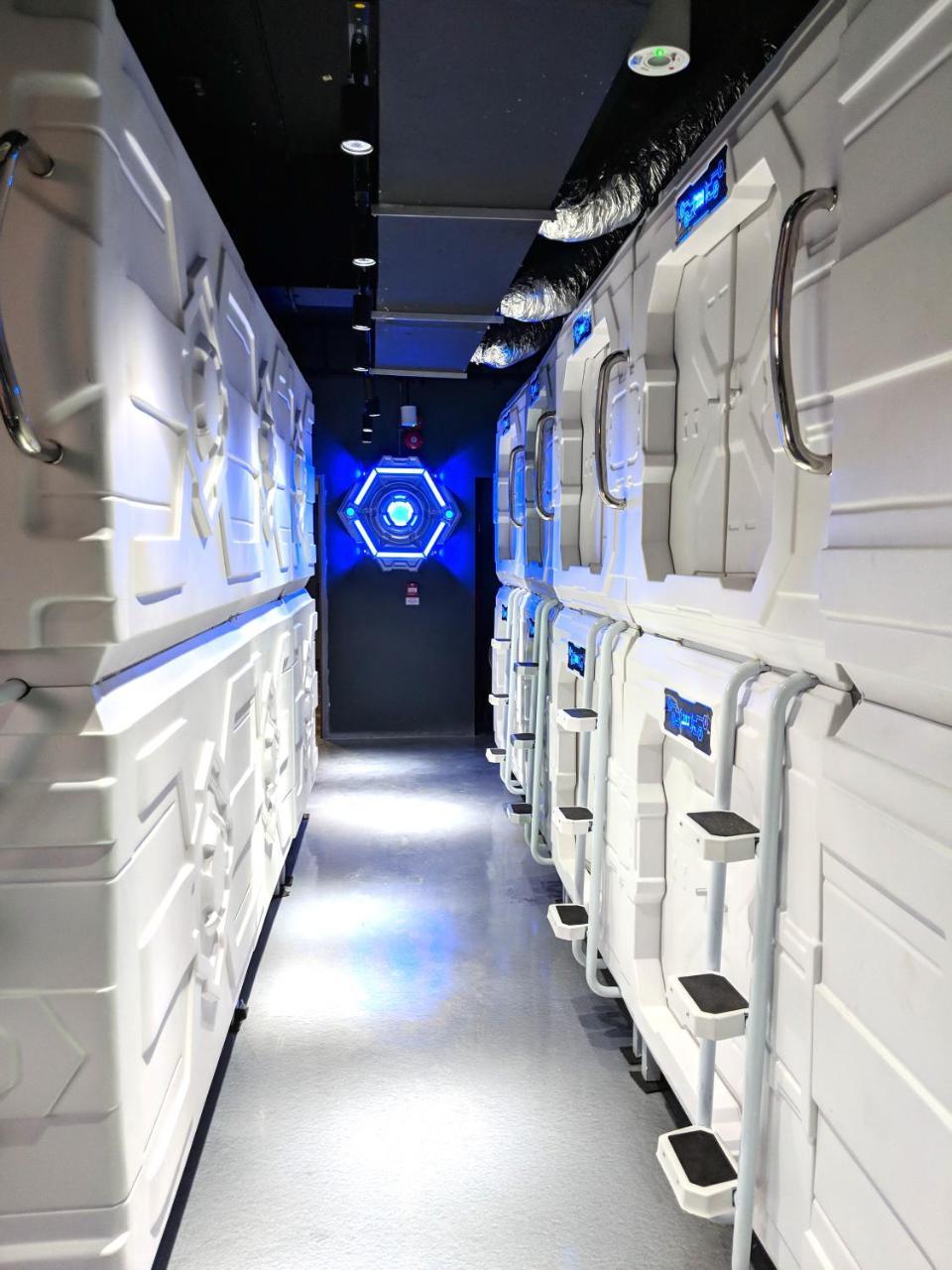 Met A Space Pod At Arab Street Singapore Exterior foto