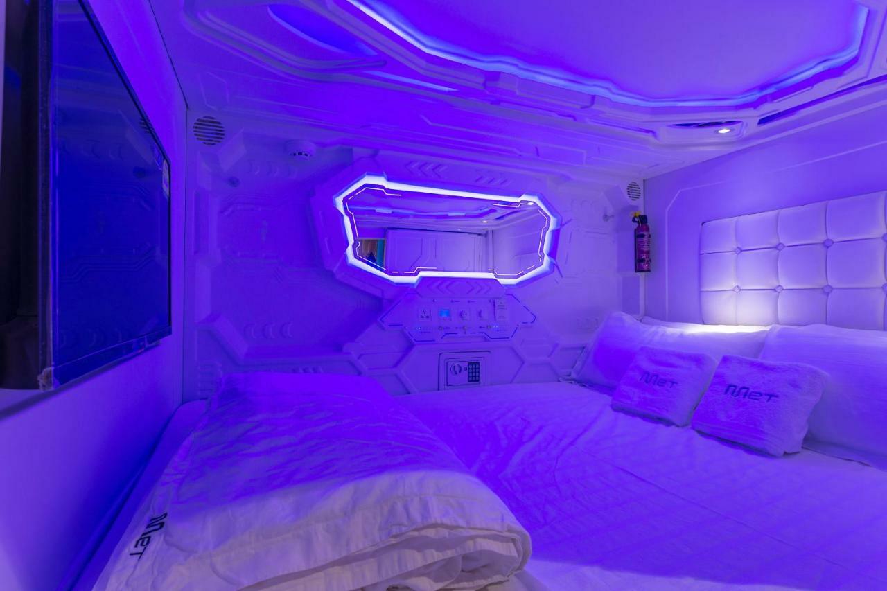 Met A Space Pod At Arab Street Singapore Exterior foto