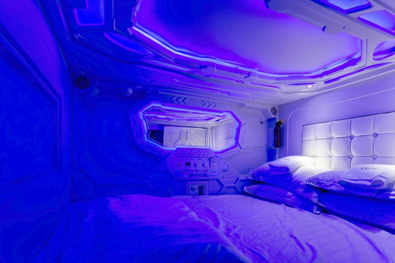 Met A Space Pod At Arab Street Singapore Exterior foto