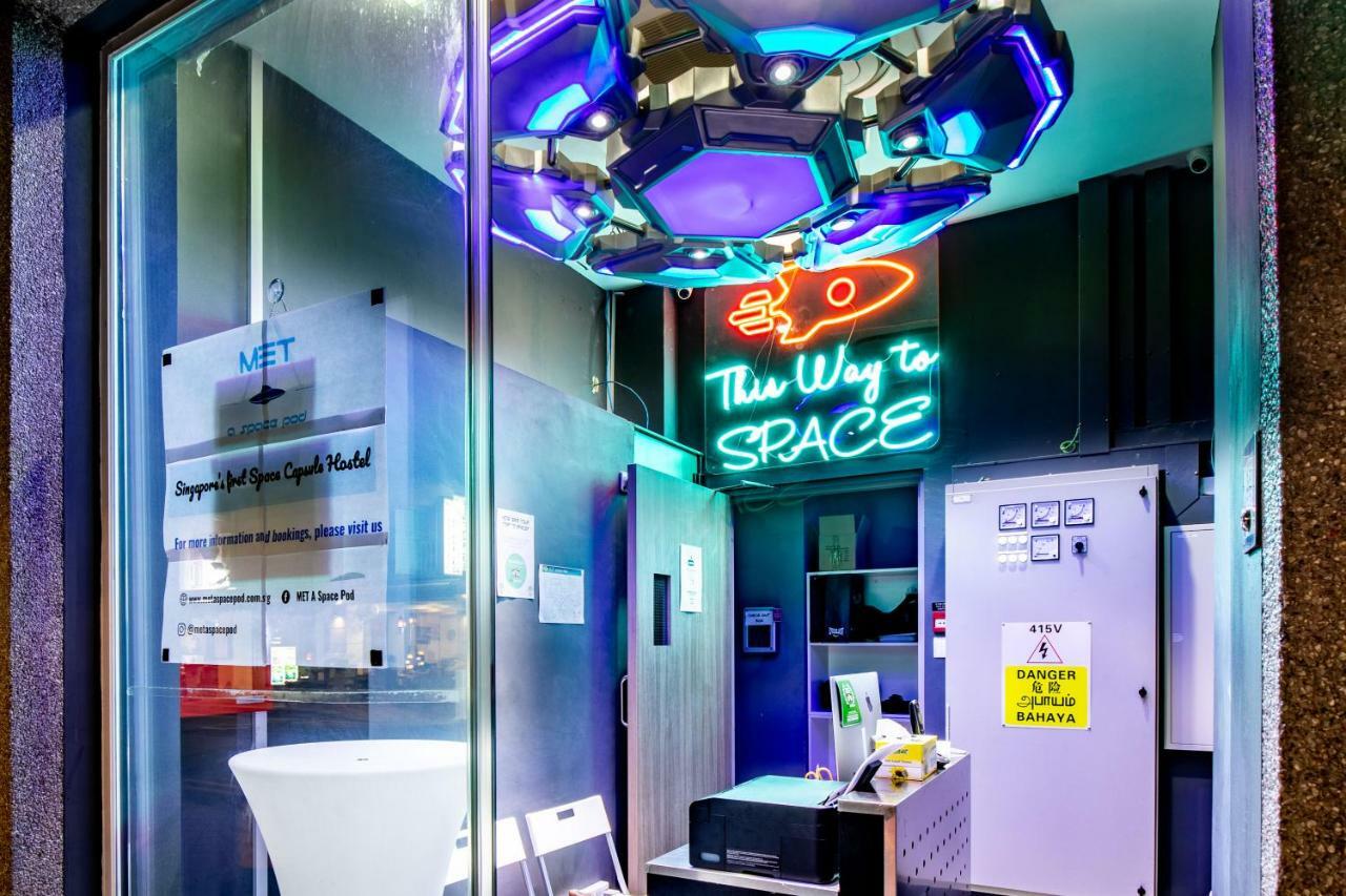 Met A Space Pod At Arab Street Singapore Exterior foto
